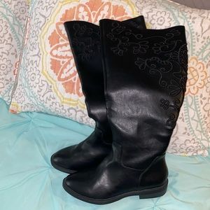 These boots are new. they have been worn maybe 4 times. they are very comfy.